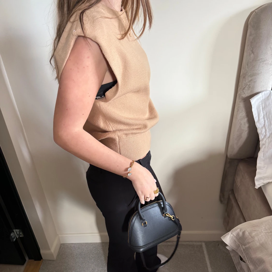 Beige stickad väst med breda axlar - 1