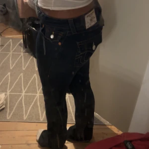 True religion jeans  - Säljer ett par mörkblåa true religion jeans i storlek 26, passar för nån i storlek XS/S säljer pga ingen användning. Dem har en liten defekt nere vid fötterna men annars är dem i bra skick! 💗