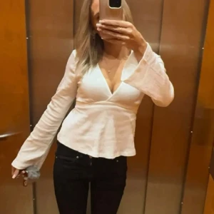 Tröja med knytning - Jättefin tröja från Gina Tricot med knytning baktill som inte kommit till användning🫶🏼