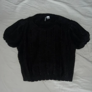 Stickad topp - Supermysig stickad kortärmad topp från H&M. Använd 1-2 gånger. Passar perfekt till höst/vinter Storlek M men passar utmärkt på S!