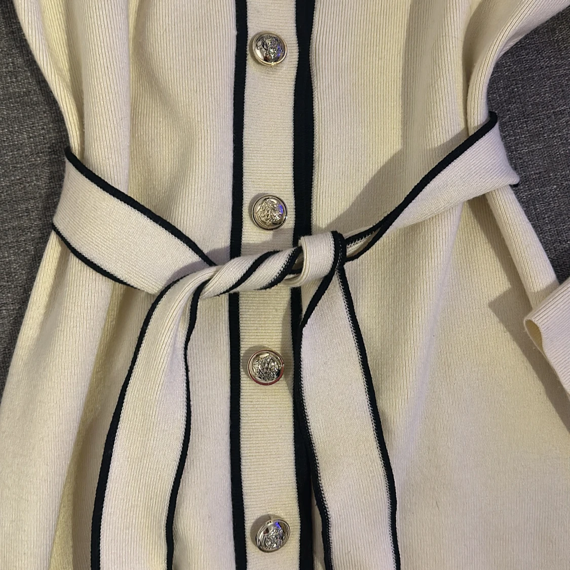 Vit stickad klänning med knappar från SHEIN - 2