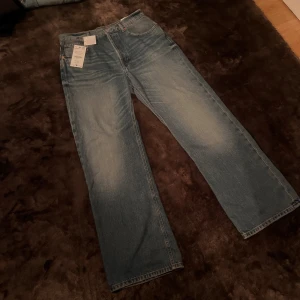 Baggy flare jeans från Zara, blå - Säljer ett par blå baggy flare jeans från Zara i storlek 42. 