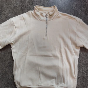 Bershka - Säljer min sköna creme färgade Bershka tröja med halv dragkedja i perfekt skick, Använt 2-3 gånger och är som ny med absolut inga defekter