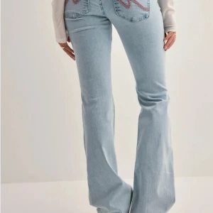 Blåa nelly jeans - Trendiga jeans som bara har använts ett fåtal gånger💓💓💓