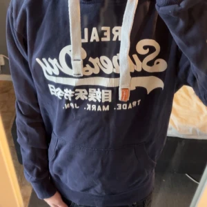 Superdry - Superdry hoodie - Marinblå - Storlek: Medium - Bra skick, använd men inga synliga defekter - Nypris: 949kr - Mitt pris: 399kr - hör av dig vid funderingar 💫