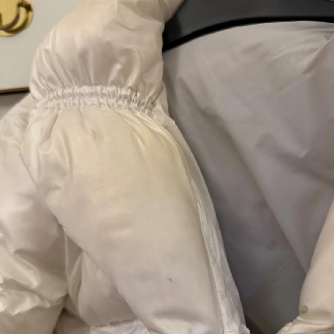 Vit pufferjacka från Marmot - 2