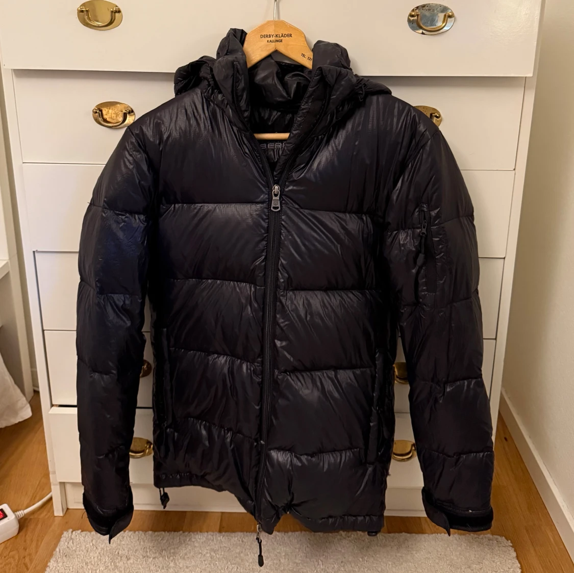 Svart pufferjacka med dragkedja - 1