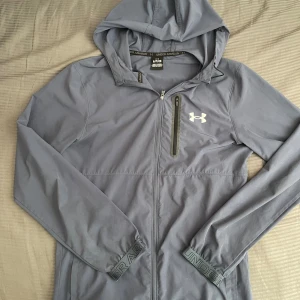 Under armour vindjacka - En under armour jacka jag har inte använt den mycket så den är typ som en ny och den har inga skador inga fläckar ser ut som en ny och här kommer mer fakta om den Storlek:M och L Färg:märk blå/ Navy Pris:800kr men kan diskuteras  Skickas på samma dag eller nästa dag