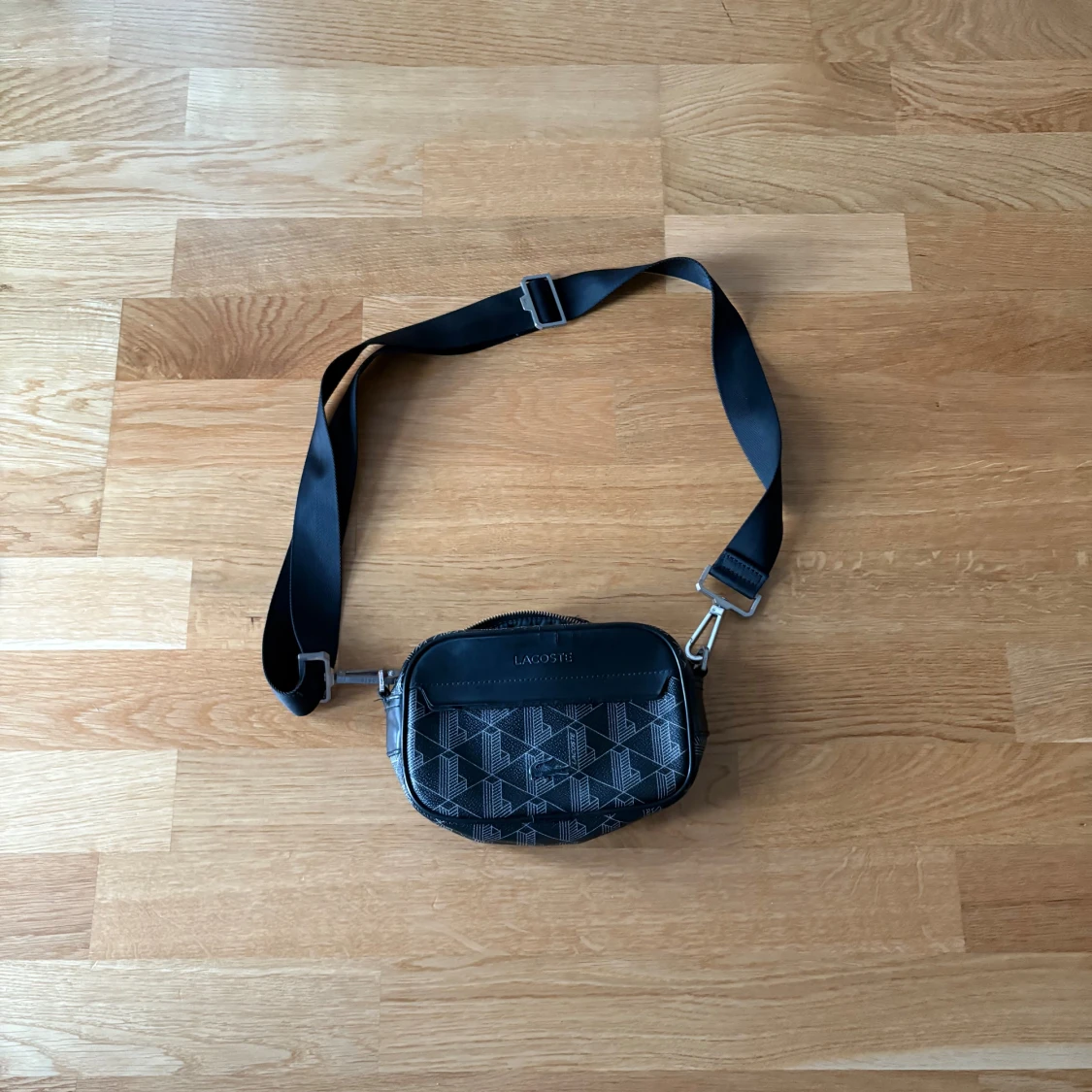 Svart axelväska från Lacoste