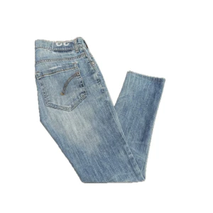 Dondup George  - Snygga ljusblå jeansbyxor från dondup med klassisk femficksdesign och raka ben. Jeansen har kontrastsömmar och subtila slitningar för en avslappnad look. Tillverkade i mjuk bomullsdenim med diskret logga på bakfickan.