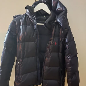 Ralph Lauren Jacka - Navy blå Ralph Lauren puffer/dunjacka i storlek M. Köpt på Vestiaire förra året men är i perfekt skick förutom en liten ”defekt” på sista bilden. (Vänstra ärmen)