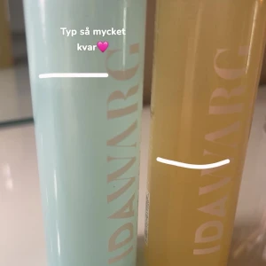 IDAWARG hair mist - Säljer två stora flaskor från IDAWARG, en ljusblå face mist och en gul toner. Båda har stilren design och är perfekta för att fräscha upp huden och förbereda inför smink. Passar dig som gillar enkla och snygga produkter i badrumshyllan.
