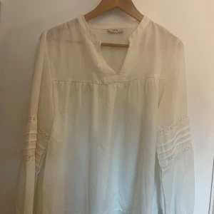 Långärmad vit blus - Säljer min långärmade luftiga vita blus från JDY💕 storlek L men sitter mer som en M, och den har även fina detaljer på armarna! Använt några få gånger endast så inga större defekter.