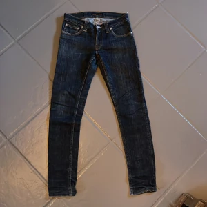 Nudie Jeans - Nudie jeans i bra skick, mörkblå färg, säljer åt en kompis som inte orkade sälja