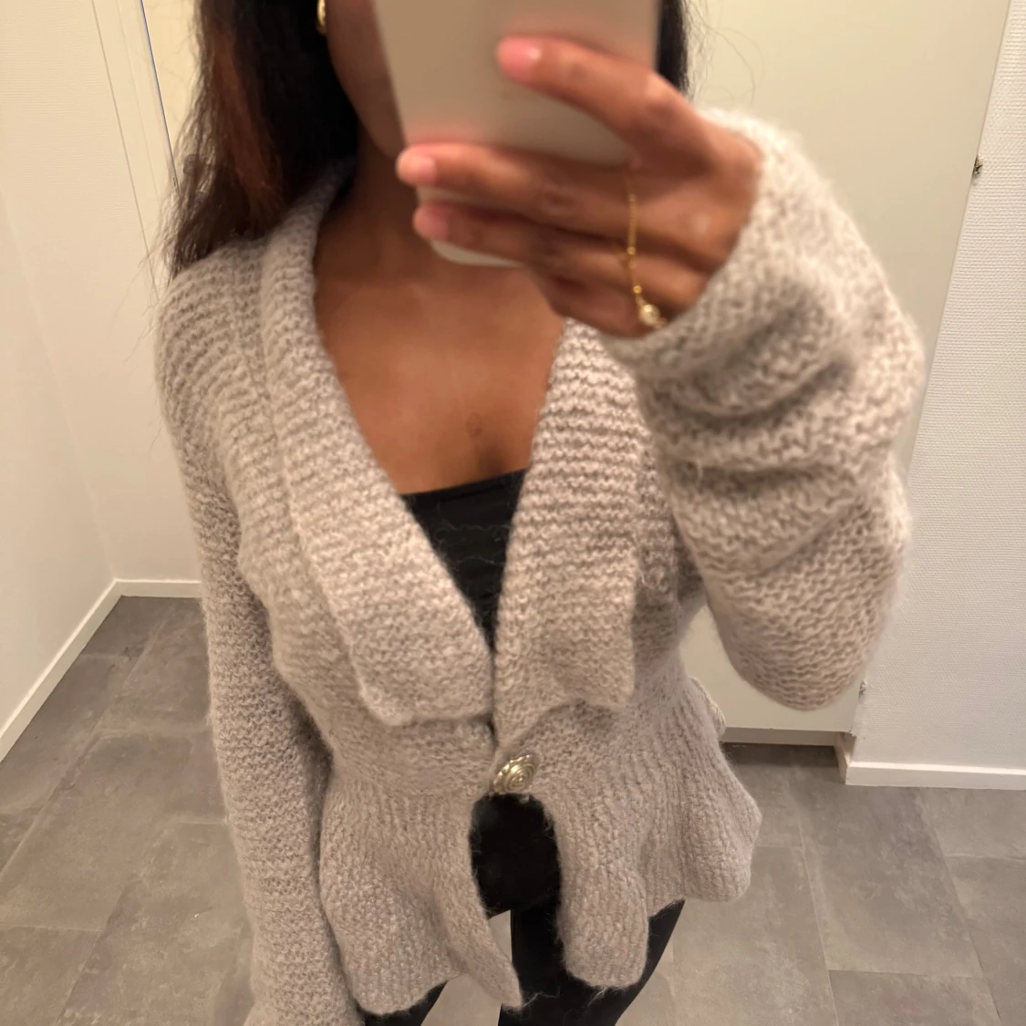 Stickad kofta med volangkant - 4