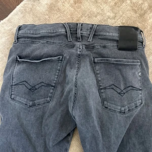 Replay Jeans - Replay Jeans i grå. 