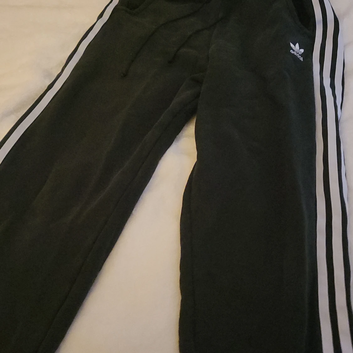 Svarta Adidas mjukisbyxor  - 1