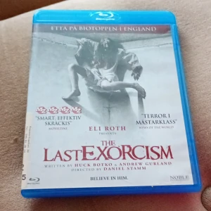 The Last Exorcism - En skräckfylld berättelse som hyllats som 'smart, effektiv skräckis' och 'terror i mästarklass'. Perfekt för dig som gillar spänning och övernaturliga teman. Filmen är presenterad av Eli Roth och regisserad av Daniel Stamm.