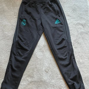 Real madrid byxor  - Ings fläckar eller skader i byxorna de är som nya fast lite använda