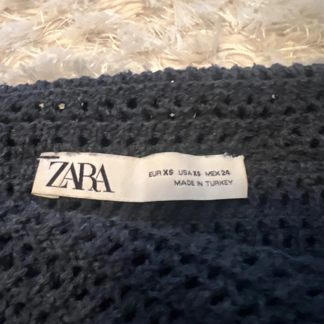 Mörkblå offshoulder kofta från Zara - 2