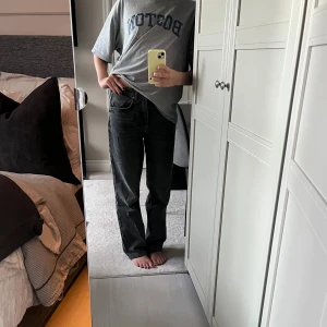 Gråa jeans  - Gråa straight jeans från Gina. Lite slitna längst ned vid foten men ingen som syns vid användning. 