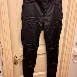 Svarta skinnbyxor Cubus Jane M/32 - Säljer ett par svarta skinnbyxor från Cubus i storlek M. Byxorna är knappt använda och är skinny i modellen!