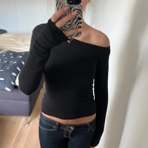 One shoulder tröja  - Jättefin tröja i superbra skick🩷