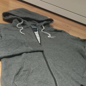 Tvärfet zip från nike! - Super snygg, mörkgrå tröja från Nike. Tröjan är storlek XS och sitter slim fit! Fint skick! Dm'a vid minsta fråga. 