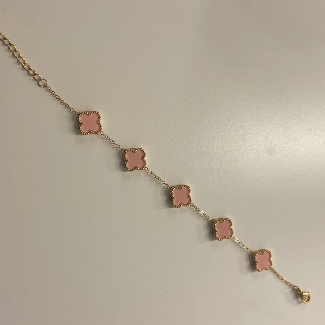 Guldfärgat armband med rosa klöver - 2