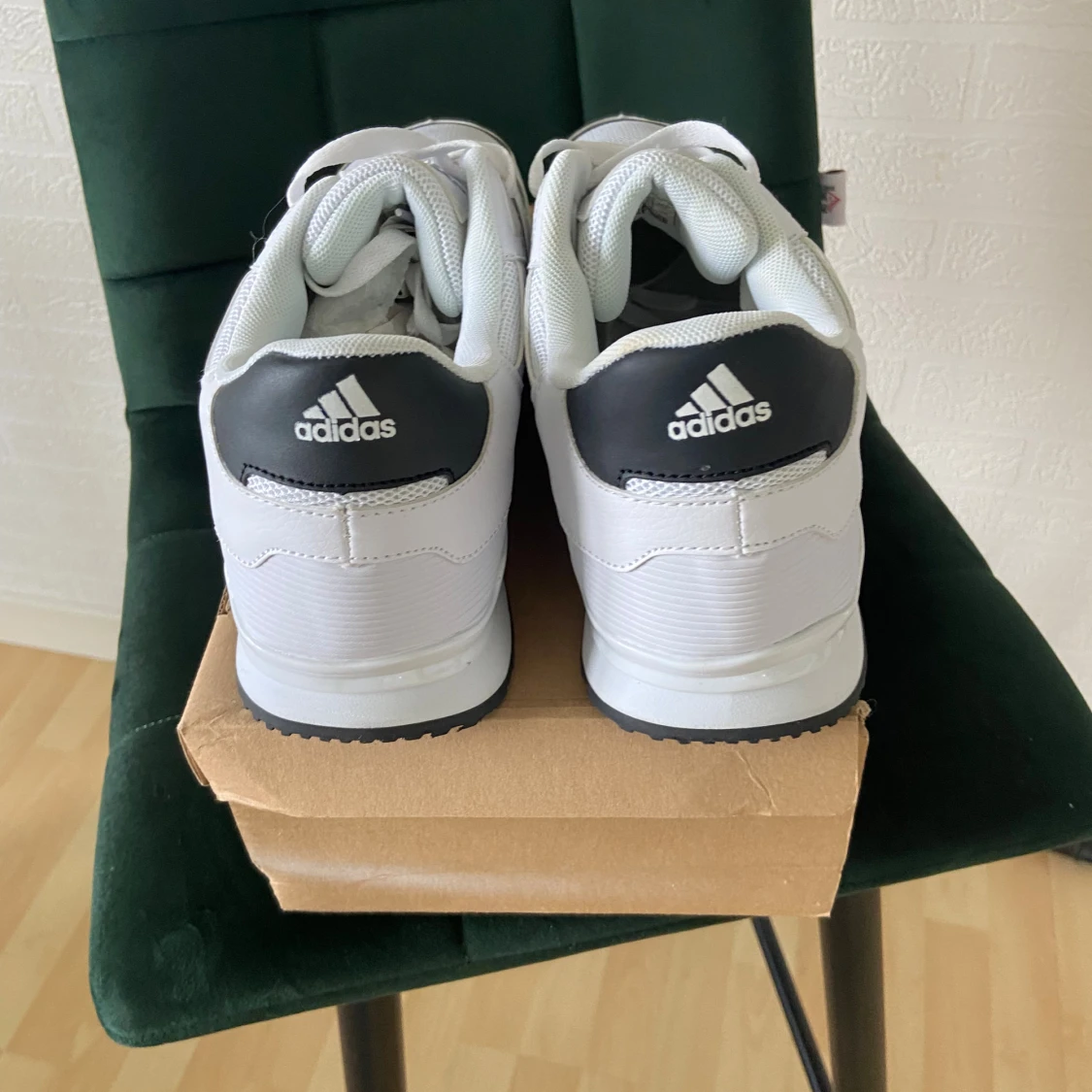 Vita Adidas sneakers med svarta detaljer - 1