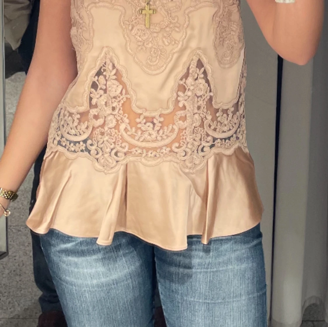 Beige spetsig linnetopp i satin - 1