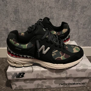 Bape X new balance  - Ett par väldigt fina bape new balance som är helt nya i storlek 43/44 väldigt sköna och unika dessutom. Bara att skriva vid minsta lilla fråga!!!