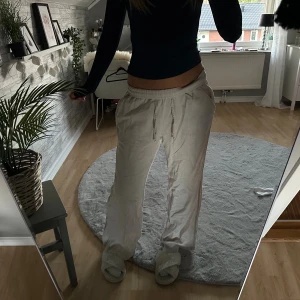 Linnebyxor  - Beige linnebyxor från Lager 157    En ficka där bak                         Storlek XS                                   Mycket bra skick 🤍