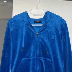 Helt Ny Juicy Jacka/Kofta - Helt Ny (endast använd en gång) juicy jacka/kofta. Den trendiga i velour såklart 🙌🏻🤩💙 Vet inte exakta namnet på färgen, men en fin stark blå färg. Superskön speciellt när den är nyskick! Säljer då den tyvärr inte kommer till användning och inte har plats i garderoben längre. 
