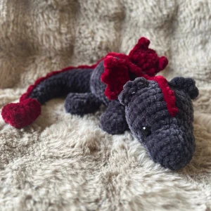 Cool virkad drake  - Söt virkad drake som passar som t.ex dekoration eller som ett gosedjur. Ca 41 cm lång. Draken har Säkerhetsögon som inte rekommenderas för barn under 3 år! 