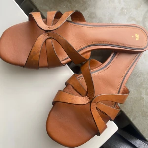 Bruna sandaler från Zara - Snygga bruna sandaler från Zara i storlek 41, dom passar bättre på någon med storlek 40 eller kanske tillomed 39. Endast använda en gång men det syns inte, förutom på undersidan! 🌼