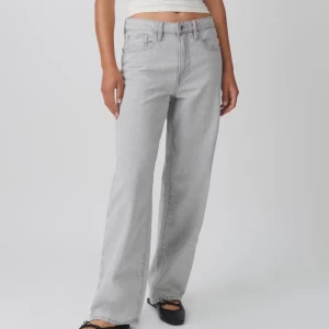 Grå jeans  - Jättesnygga gråa jeans från Gina tricot. Aldrig använda pga inte min stil, så fint skick. Inga defekter. Straight modell och passar bra till en vardaglig stil. Hör av er för frågor!! 💗