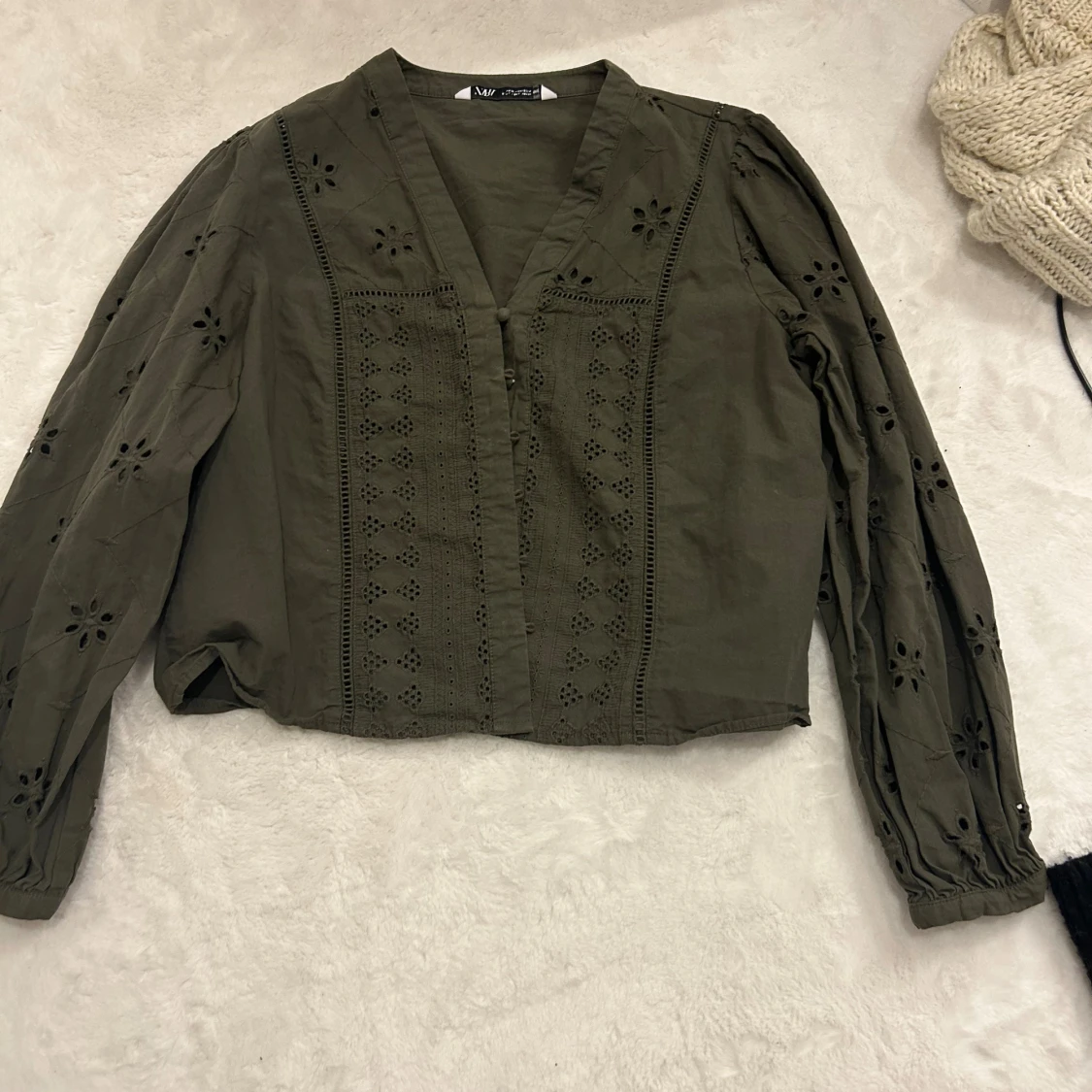 Olivgrön blus med broderade detaljer - 1