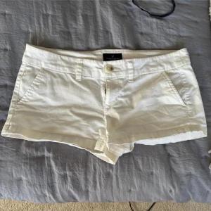 Lågmidjade jeansshorts  - Säljer de här jättefina jeansshortsen från American Eagle. De är i storlek   men skulle säga att den passar som S/M och de är stretchiga. Jättefina till sommaren! De har nån liten fläck på framsidan men det syns typ inte alls, och tror tillomed det går att få bort.