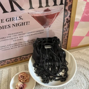 Svart Aldo väska, har använt 3 gånger  - Den är fräsch och har en lång kedja väldigt snygg!