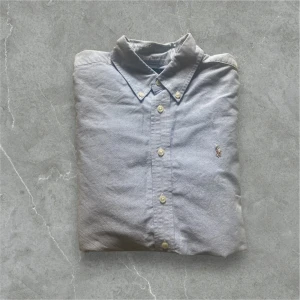 Ljusblå skjorta från Ralph Lauren - Snygg ljusblå skjorta från Ralph lauren / skick 9/10 / storlek S/ kontakta via intresse eller annat och pris kan väl diskuteras!😁