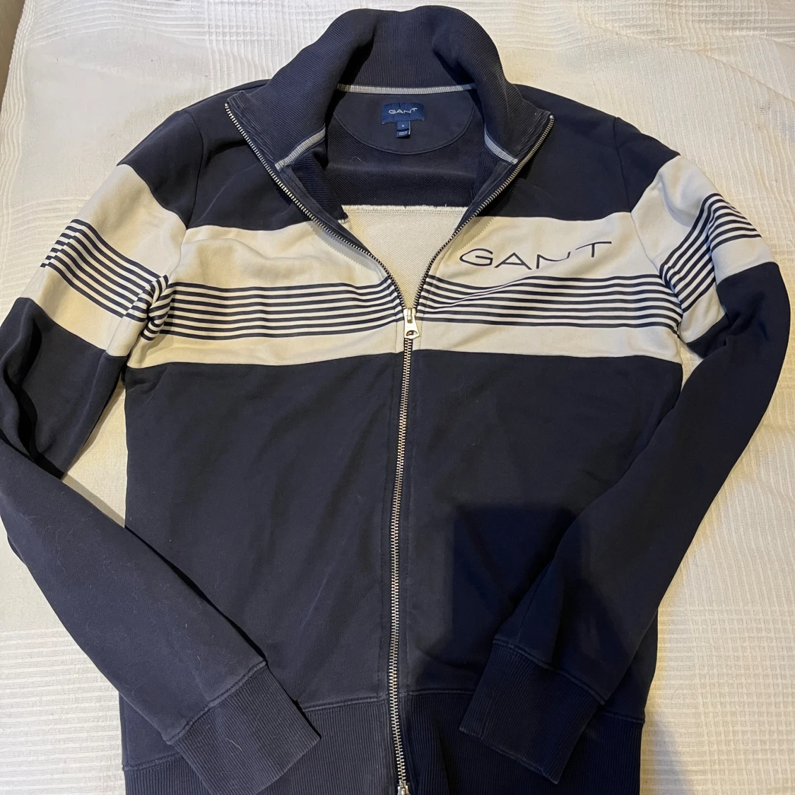 Mörkblå randig ziptröja från GANT