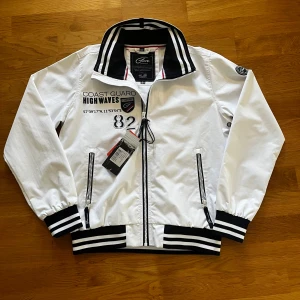 Vit vindjacka från Five Seasons - Snygg vit vindjacka från Five Seasons. Den är helt ny och är storlek 164 cm