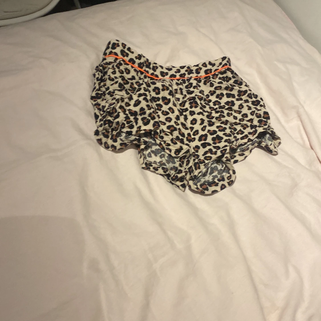 Leopardmönstrade shorts med volang