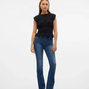 Blå bootcut jeans med normal passform - Säljer ett par klassiska blå jeans med bootcut-snitt och normal passform. Jeansen har jättesköna och stretchiga🥰