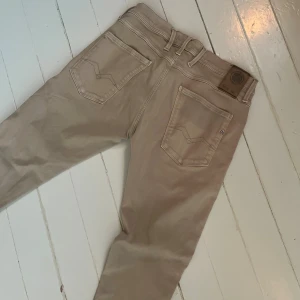 Reply anbass - 👖Beige replay anbass skick i mycket bra skick 7/10 dom är i storleken w30 L32 jag på bilden är runt 180cm och dom passar mig superbra 💸nypris är 1500kr men jag säljer dom för💸399kr.    Fraktar samma dag✅ skriv för mer info🙌✅