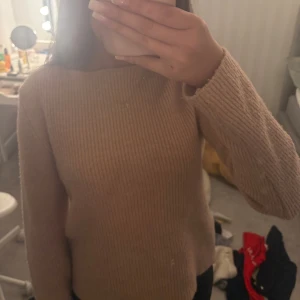 rosa stickad tröja med rund hals - rosa stickad tröja.