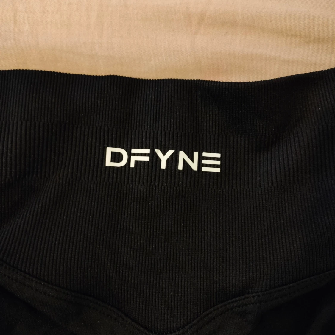 Svarta träningsshorts DFYNE - 1