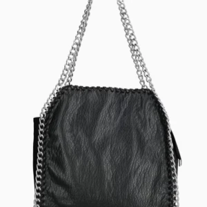 Svart axelväska med kedja - Snygg svart axelväska med grov silverkedja som axelrem💗💗inte använd många gånger så är som ny💓köpte den för 600