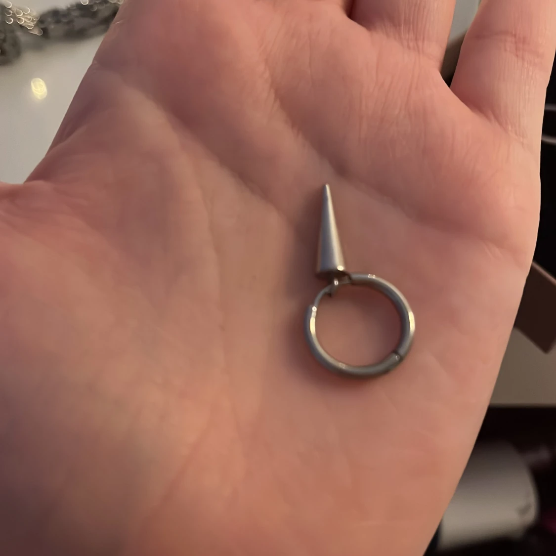 Silvriga örhängen med nit från Edblad - 1